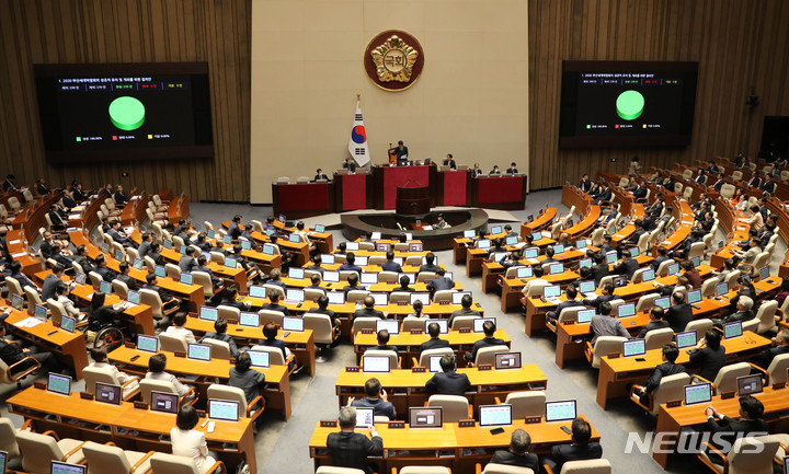 [서울=뉴시스] 고범준 기자 = 3일 오후 서울 여의도 국회에서 열린 제405회 국회(임시회) 제1차 본회의에서 2030 부산세계박람회의 성공적 유치 및 개최를 위한 결의안이 재적 299인, 재석 239인, 찬성 239인, 반대 0인, 기권 0인으로 가결되고 있다. 2023.04.03. bjko@newsis.com