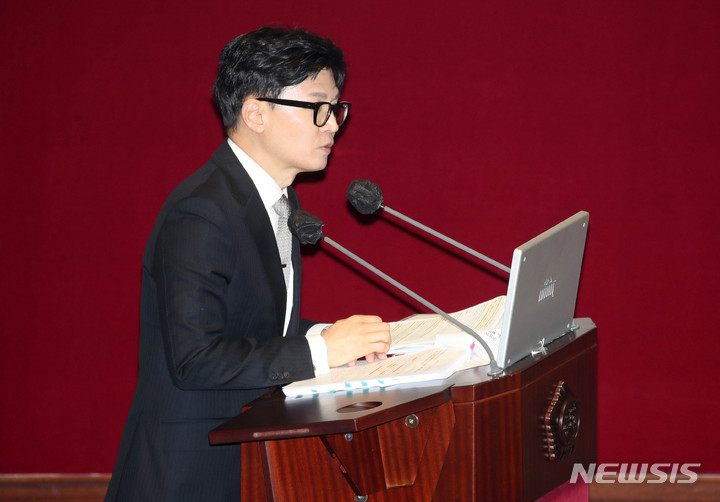 [서울=뉴시스] 고범준 기자 = 한동훈 법무부 장관이 3일 오후 서울 여의도 국회에서 열린 제405회 국회(임시회) 제1차 본회의에서 김회재 더불어민주당 의원 질의에 답변하고 있다. 2023.04.03. bjko@newsis.com