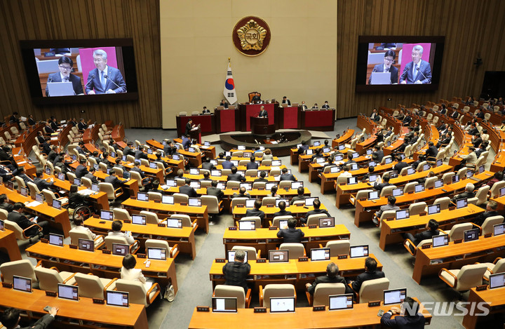 [서울=뉴시스] 고범준 기자 = 한동훈 법무부 장관이 3일 오후 서울 여의도 국회에서 열린 제405회 국회(임시회) 제1차 본회의에서 김회재 더불어민주당 의원 질의에 답변하고 있다. 2023.04.03. bjko@newsis.com