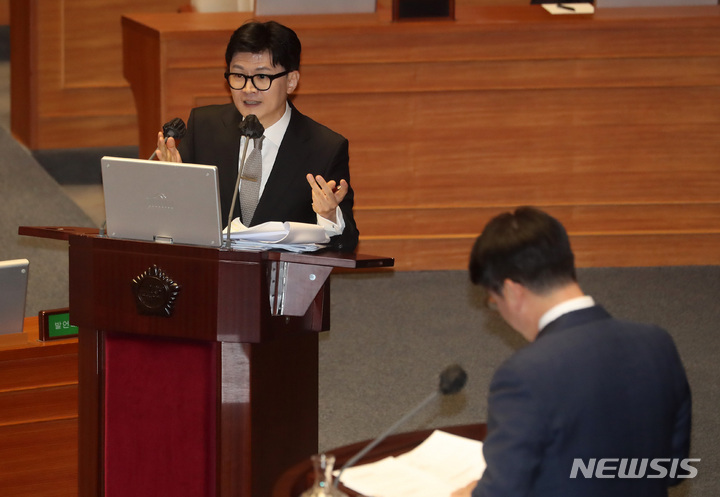 [서울=뉴시스] 이영환 기자 = 한동훈 법무부 장관이 3일 오후 서울 여의도 국회 본회의장에서 열린 제405회국회(임시회) 제1차 본회의에서 진행된 정치·외교·통일·안보에 관한 질문에서 박용진 더불어민주당 의원의 질문에 답하고 있다. 2023.04.03. 20hwan@newsis.com