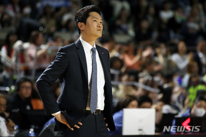 [서울=뉴시스] 조성우 기자 = 3일 오후 서울 송파구 잠실학생체육관에서 열린 2022~2023 SKT 에이닷 프로농구 6강 플레이오프 1차전 서울 SK와 전주 KCC의 경기, 전희철 SK 감독이 경기를 지켜보고 있다. 2023.04.03. xconfind@newsis.com