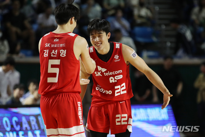 [서울=뉴시스] 조성우 기자 = 3일 오후 서울 송파구 잠실학생체육관에서 열린 2022~2023 SKT 에이닷 프로농구 6강 플레이오프 1차전 서울 SK와 전주 KCC의 경기, SK 오재현이 반칙을 얻어낸 뒤 김선형과 기뻐하고 있다. 2023.04.03. xconfind@newsis.com