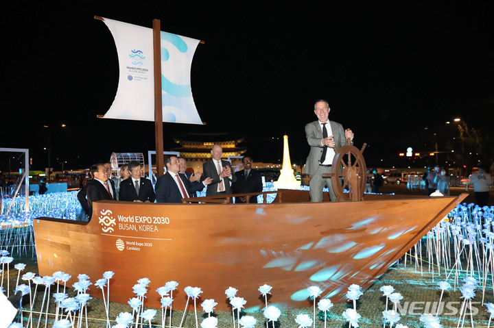 [서울=뉴시스] 권창회 기자 = 2030 월드엑스포 개최 후보지 부산을 실사하기 위해 방한한 국제박람회기구(BIE) 실사단이 3일 오후 서울 종로구 광화문광장을 방문해 2030 부산세계박람회(EXPO) 유치 기원 행사 '광화에서 빛;나이다'를 둘러보고 있다. 2023.04.03. kch0523@newsis.com