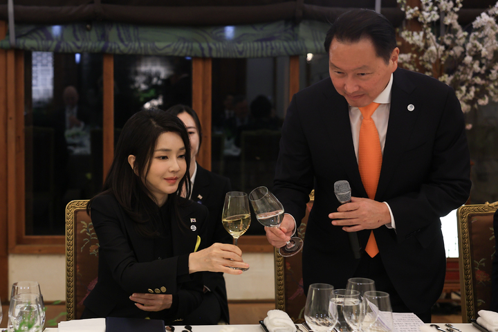 [서울=뉴시스] 윤석열 대통령 부인 김건희 여사가 3일 청와대 상춘재에서 열린 국제박람회기구(BIE) 실사단 만찬에서 최태원 부산세계박람회 민간유치위원장과 건배하고 있다. (사진=대통령실 제공) 2023.04.03. photo@newsis.com *재판매 및 DB 금지