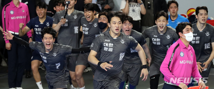 [천안=뉴시스] 강종민 기자 = 3일 충남 천안유관순체육관에서 열린 2022~2023 V-리그 남자부 챔피언 결정전에서 현대캐피탈을 누르고 우승을 차지한 대한항공 선수들이 기뻐하고 있다. 2023.04.03. ppkjm@newsis.com