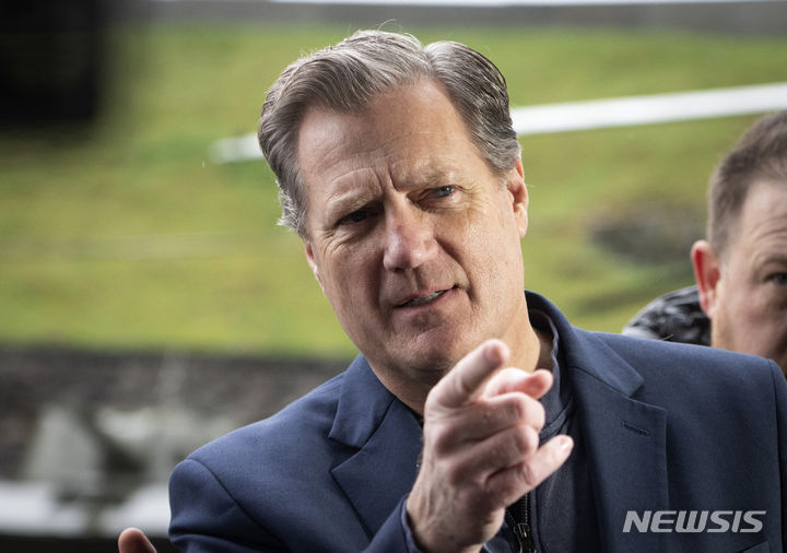 [워싱턴=AP/뉴시스]마이크 터너 미 하원 정보위원장이 4일(현지 시간) 북한의 핵개발 진전에 대응하는 핵억지 개념을 넘어 미사일 방어망 강화를 강조했다. 사진은 지난 4월 우크라이나 수도 키이우를 방문한 터너 위원장. 2023.6.5.