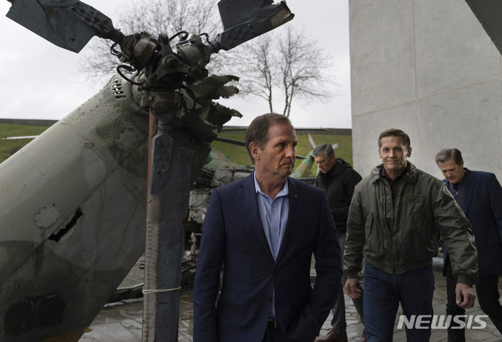 [키이우(우크라이나)=AP/뉴시스]크리스 스튜어트, 마이크 터너, 리치 맥코믹(왼쪽부터) 등 미 하원 의원들이 3일 우크라이나 키이우에서 열린 러시아-우크라이나 전쟁 결과에 대한 전시회장을 둘러보면서 파괴된 러시아군 헬리콥터 옆을 지나가고 있다. 우크라이나가 러시아에 봄 공세를 준비함에 따라 미국은 우크라이나에 약 5억 달러(6570억원)의 탄약과 장비를 보내는 동시에 21억 달러(2조7394억원) 이상을 군사 지원을 제공해 군수품, 레이더, 기타 무기를 구입하도록 할 것이라고 익명을 요구한 미 관리들이 4일 말했다. 2023.04.04.