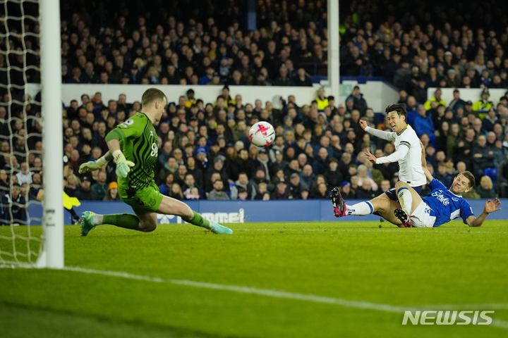 [리버풀=AP/뉴시스] 토트넘 홋스퍼의 손흥민이 4일(한국시간) 영국 리버풀 구디슨 파크에서 열린 에버튼과 2022~23 EPL 원정경기에서 제임스 타로코프스키의 태클을 받으며 슈팅하는 순간 골키퍼 조던 픽포드의 선방에 막히고 있다. 2023.04.04.