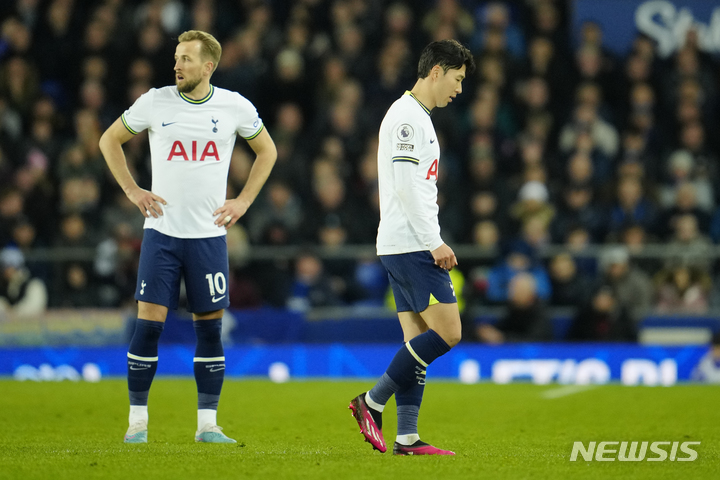 [리버풀(영국)=AP/뉴시스] 에버튼전 도중 교체되는 손흥민. 2023.04.04. 