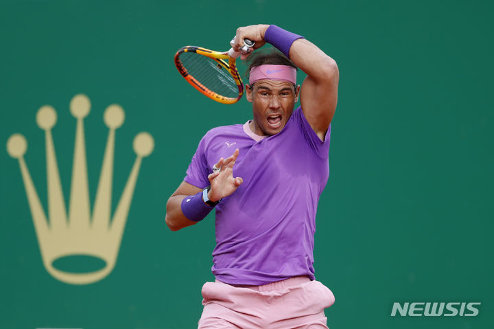 [모나코=AP/뉴시스] 2021년 남자프로테니스(ATP) 투어 몬테카를로 마스터스에 출전한 라파엘 나달의 모습. 2021.04.16