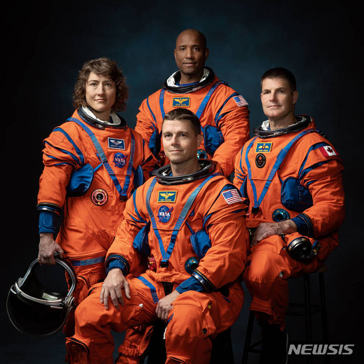 [서울=뉴시스]아르테미스 2호 임무 참가자로 선정된 리드 와이즈먼, 크리스티나 코크, 빅터 글로버, 제레미 한센(가운데 앞부터 시계 방향). (사진=나사)