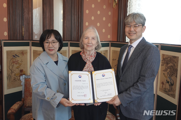 [서울=뉴시스] 국립광주박물관은 지난달 28일 미국에 거주하는 게일 허 여사로부터 '석농화원' 중 김진규의 '묵매도'와 신명연의 '동파입극도', 허련의 '송도 대련', '천강산수도병풍' 총 서화 4점을 기증받았다고 4일 밝혔다. 사진은 미국에서 열린 기증서 전달식에서 이애령 국립광주박물관장(왼쪽부터), 게일 허 여사, 강임산 국외소재문화재재단 미국사무소장이 기념 촬영을 하고 있는 모습. (사진=국립광주박물관 제공) 2023.04.04. photo@newsis.com *재판매 및 DB 금지