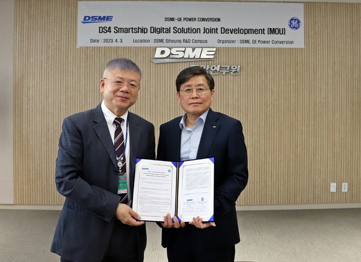 [거제=뉴시스] 신정철 기자= 대우조선해양(대표이사 박두선)은 GE파워컨버전(GE Power Conversion)사와 ‘DS4스마트십 디지털 솔루션 공동 개발을 위한 양해각서(MOU)’를 체결했다고 4일 밝혔다. 사진은 지난 3일 대우조선해양 시흥R&D캠퍼스에서 대우조선해양 중앙연구원장 최동규 전무(오른쪽)와 GE파워컨버전스 토마스 진 아시아 대표가 'DS4 스마트십 디지털 솔루션 공동 개발'을 위한 양해 각서를 체결한 뒤 기념촬영을 하고 있다.)사진=대우조선해양 제공).2023.04.04. photo@newsis.com *재판매 및 DB 금지