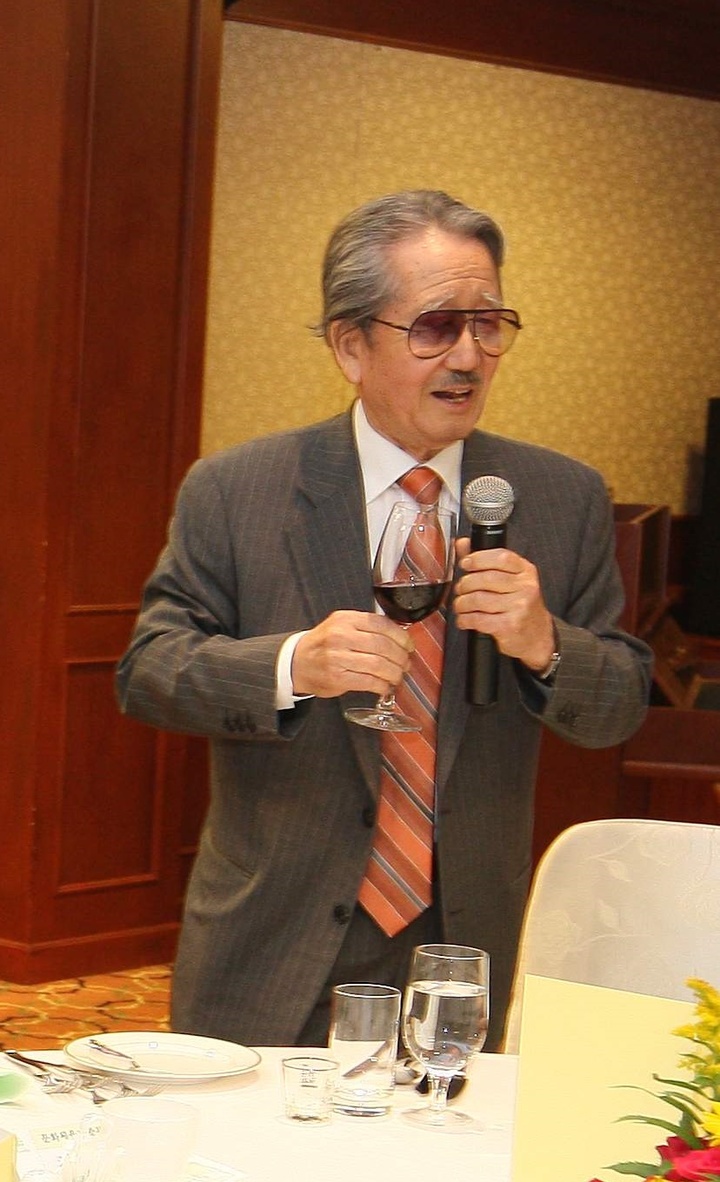 [서울=뉴시스]강릉에서 열린 문화체육관광부의 2011 문화의 날 기념 만찬에 참석한 오승우 화백이 건배 제의를 하고 있다. (사진=문화체육관광부 제공) 2011.10.16. photo@newsis.com *재판매 및 DB 금지