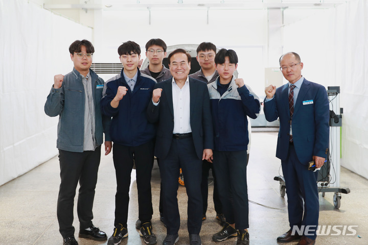 [전주=뉴시스]윤난슬 기자 = 서거석 전북도교육감이 4일 전주공업고등학교를 찾아 '2023년 전북 지방기능경기대회'에 참가한 도내 직업계 고등학교 학생들을 격려했다.2023.04.04.(사진=전북교육청 제공) 