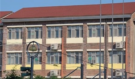 충북 청주의 한 초등학교에 A사 대리점이 설치한 냉난방기 35대의 실외기가 에너지효율 1등급 제품이 아닌 4등급이 설치돼 있다. 현재 A사는 4등급 제품을 뜯어내고 1등급 제품으로 교체했다.(사진=제보자 제공)2023.04.04.kipoi@newsis.com *재판매 및 DB 금지