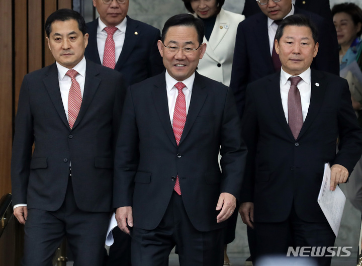[서울=뉴시스] 이영환 기자 = 주호영 국민의힘 원내대표와 박대출 정책위의장, 이철규 사무총장이 4일 오전 서울 여의도 국회에서 열린 원내대책회의에 참석하고 있다. 국민의힘은 오는 7일 21대 국회 마지막 원내대표를 선출한다. 2023.04.04. 20hwan@newsis.com