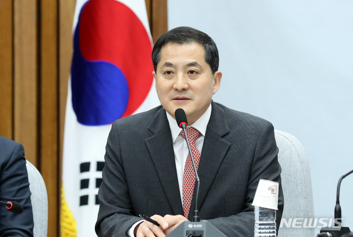 [서울=뉴시스] 이영환 기자 = 박대출 국민의힘 정책위의장이 4일 오전 서울 여의도 국회에서 열린 원내대책회의에서 발언을 하고 있다. 2023.04.04. 20hwan@newsis.com