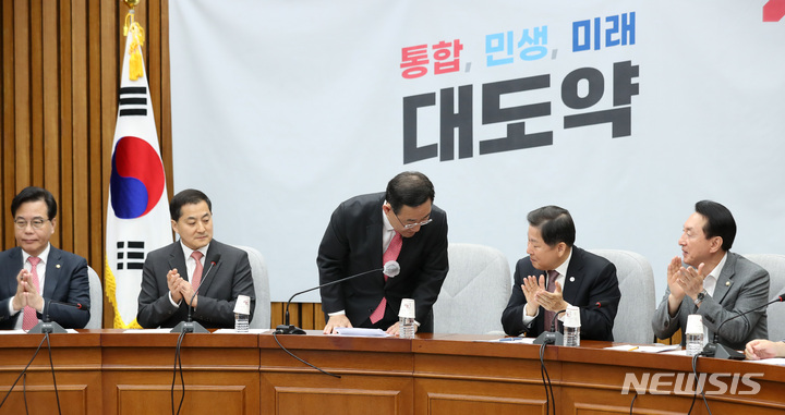 [서울=뉴시스] 이영환 기자 = 주호영 국민의힘 원내대표가 4일 오전 서울 여의도 국회에서 열린 원내대책회의에서 발언을 마친 후 인사를 하고 있다. 국민의힘은 오는 7일 21대 국회 마지막 원내대표를 선출한다. 2023.04.04. 20hwan@newsis.com