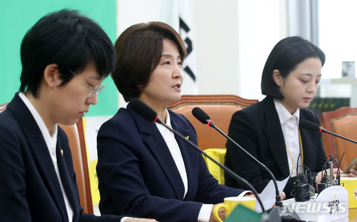 [서울=뉴시스] 고범준 기자 = 이은주 정의당 원내대표가 4일 오전 서울 여의도 국회에서 열린 의원총회에서 발언하고 있다. 2023.04.04. bjko@newsis.com