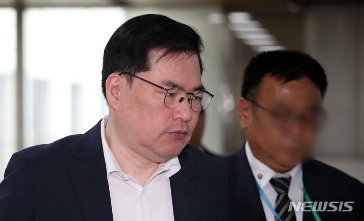 [서울=뉴시스] 김선웅 기자 = 정진상 전 더불어민주당 대표실 정무조정실장에게 뇌물을 건넨 혐의로 기소된 유동규 전 성남도시개발공사 기획본부장이 4일 서울 서초구 서울중앙지법에서 열린 1심 2차공판에 출석하고 있다. 2023.04.04. mangusta@newsis.com