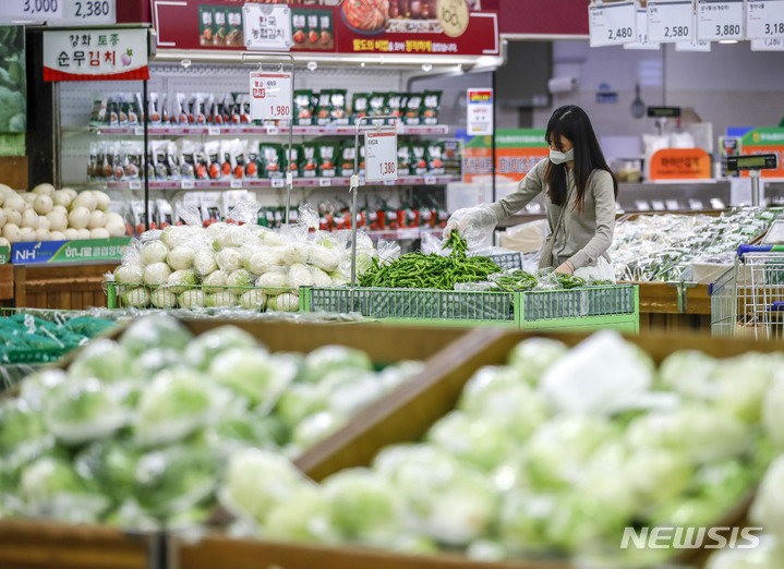 [서울=뉴시스] 정병혁 기자 = 4일 서울시내 대형마트를 찾은 시민들이 장을 보고 있다. 2023.04.04. jhope@newsis.com