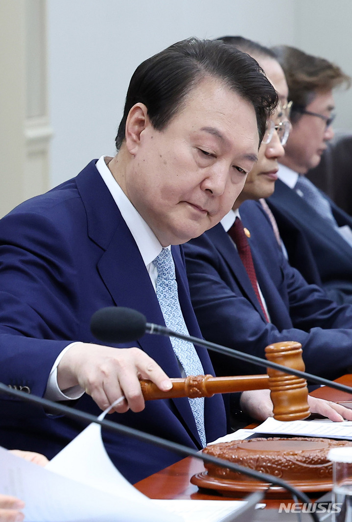 [서울=뉴시스] 전신 기자 = 윤석열 대통령이 4일 서울 용산 대통령실 청사에서 열린 국무회의를 주재하고 있다. (대통령실통신사진기자단) 2023.04.04. photo1006@newsis.com