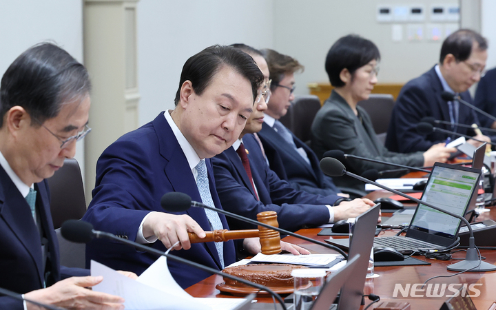 [서울=뉴시스] 전신 기자 = 윤석열 대통령이 4일 서울 용산 대통령실 청사에서 열린 국무회의를 주재하고 있다. (대통령실통신사진기자단) 2023.04.04. photo1006@newsis.com