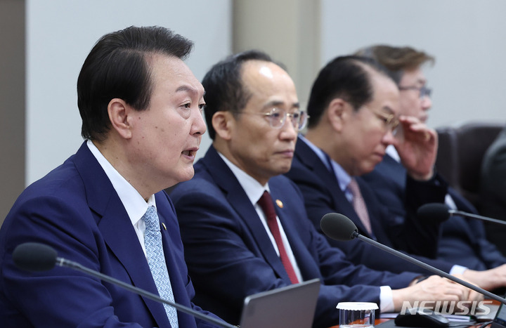 [서울=뉴시스] 전신 기자 = 윤석열 대통령이 4일 서울 용산 대통령실 청사에서 열린 국무회의를 주재하고 있다. (대통령실통신사진기자단) 2023.04.04. photo1006@newsis.com