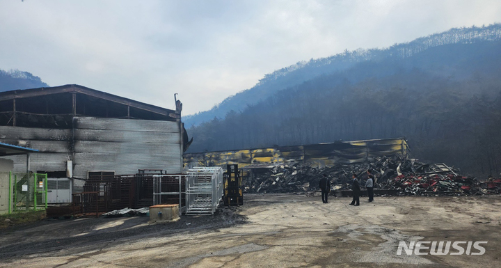 [함평=뉴시스] 김혜인 기자 = 4일 오전 전남 함평군 신광면 한 복분자 가공식품 공장 시설물이 전날부터 이어진 산불에 타거나 그을려 있다. 2023.04.04. hyein0342@newsis.com