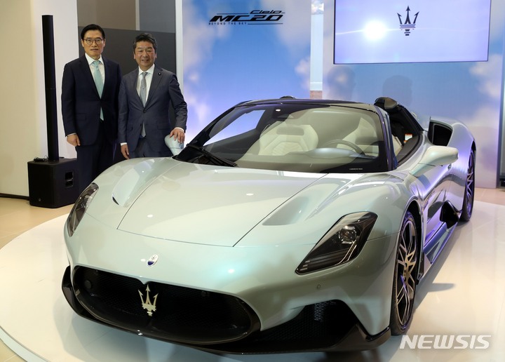 [서울=뉴시스] 조성봉 기자 = 4일 오전 서울 용산구 마세라티 한남 전시장에서 ㈜FM 마세라티 김광철(왼쪽) 대표이사와 마세라티 아태지역 기무라 다카유키 총괄대표가 한정판 슈퍼 컨버터블 모델 ‘MC20 첼로 프리마세리에’를 공개하고 있다. 2023.04.04. suncho21@newsis.com