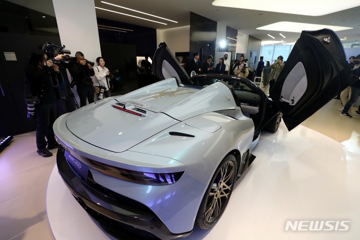 [서울=뉴시스] 조성봉 기자 = 이탈리안 하이퍼포먼스 럭셔리카 마세라티가 4일 오전 서울 용산구 마세라티 한남 전시장에서 한정판 슈퍼 컨버터블 모델 ‘MC20 첼로 프리마세리에’를 공개하고 있다. 2023.04.04. suncho21@newsis.com