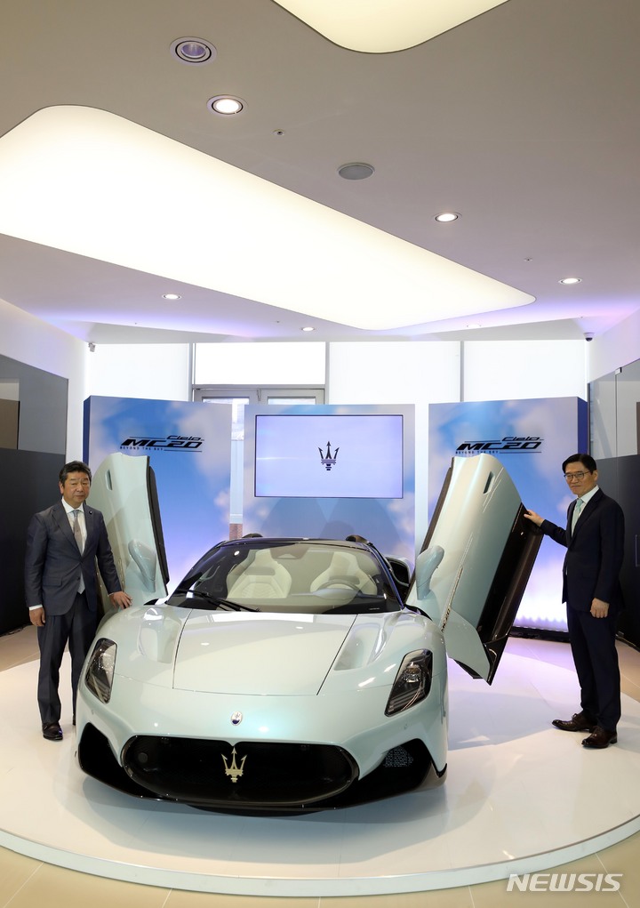 [서울=뉴시스] 조성봉 기자 = 4일 오전 서울 용산구 마세라티 한남 전시장에서 ㈜FM 마세라티 김광철(오른쪽) 대표이사와 마세라티 아태지역 기무라 다카유키 총괄대표가 한정판 슈퍼 컨버터블 모델 ‘MC20 첼로 프리마세리에’를 공개하고 있다. 2023.04.04. suncho21@newsis.com