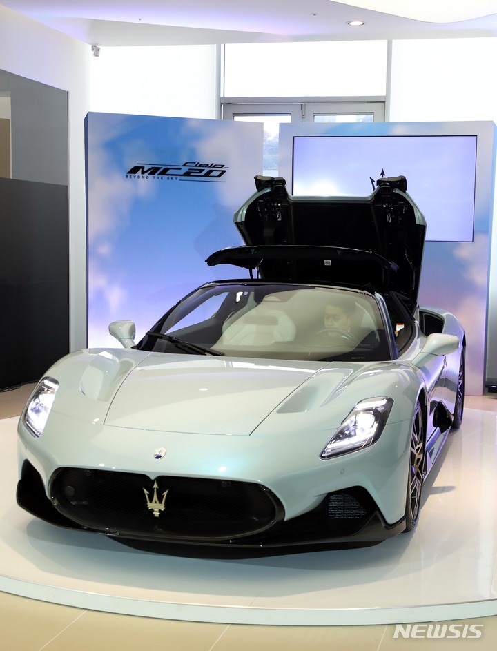 [서울=뉴시스] 조성봉 기자 = 이탈리안 하이퍼포먼스 럭셔리카 마세라티가 4일 오전 서울 용산구 마세라티 한남 전시장에서 한정판 슈퍼 컨버터블 모델 ‘MC20 첼로 프리마세리에’를 공개하고 있다. 2023.04.04. suncho21@newsis.com