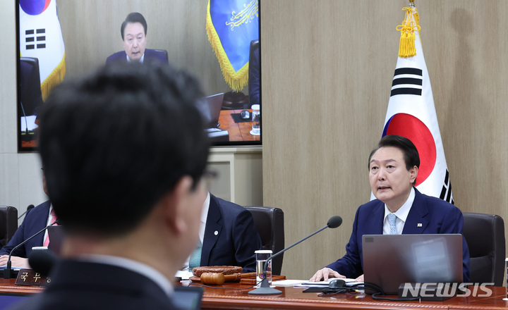 [서울=뉴시스] 전신 기자 = 윤석열 대통령이 4일 서울 용산 대통령실 청사에서 열린 국무회의를 주재하고 있다. 왼쪽은 정황근 농림축산식품부 장관. (대통령실통신사진기자단) 2023.04.04. photo1006@newsis.com