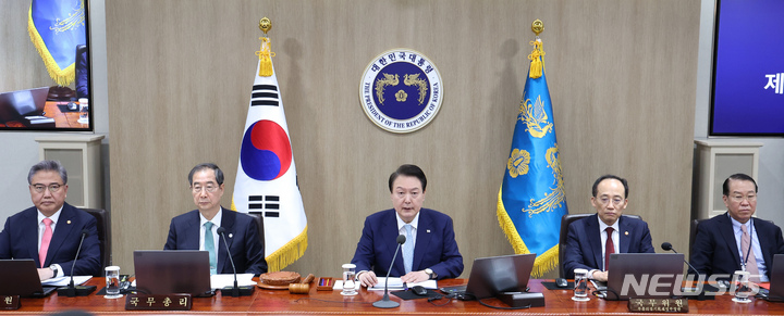 [서울=뉴시스] 전신 기자 = 윤석열 대통령이 4일 서울 용산 대통령실 청사에서 열린 국무회의를 주재하고 있다. (대통령실통신사진기자단) 2023.04.04. photo1006@newsis.com