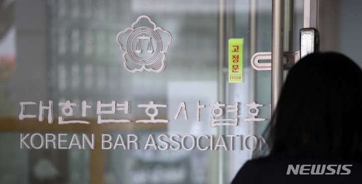 [서울=뉴시스] 인공지능(AI) 기술이 사회 여러 방면에서 활용되면서 이른바 '리걸테크(Legal-tech) 서비스'가 본격화되고 있지만, 법조계 내부 갈등은 여전하다. (사진=뉴시스DB) 2024.08.08.