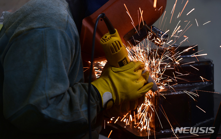 [대구=뉴시스] 대구시 기능경기대회 용접 종목에 참가한 한 학생이 갈고 닦은 실력을 발휘하고 있다. 뉴시스DB. 2026.04.02. photo@newsis.com