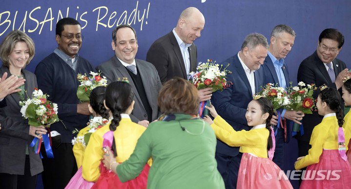 [부산=뉴시스] 하경민 기자 = 2030세계박람회 개최 후보지인 부산을 실사하기 위해 방한한 국제박람회기구(BIE) 실사단이 4일 오전 부산 동구 부산역에 도착, 환영 꽃다발을 받고 있다. 2023.04.04. yulnetphoto@newsis.com