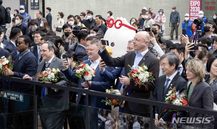 [부산=뉴시스] 하경민 기자 = 2030세계박람회 개최 후보지인 부산을 실사하기 위해 방한한 국제박람회기구(BIE) 실사단이 4일 오전 부산 동구 부산역에 도착, 광장에서 펼쳐진 시민 환영행사를 지켜보고 있다. 2023.04.04. yulnetphoto@newsis.com
