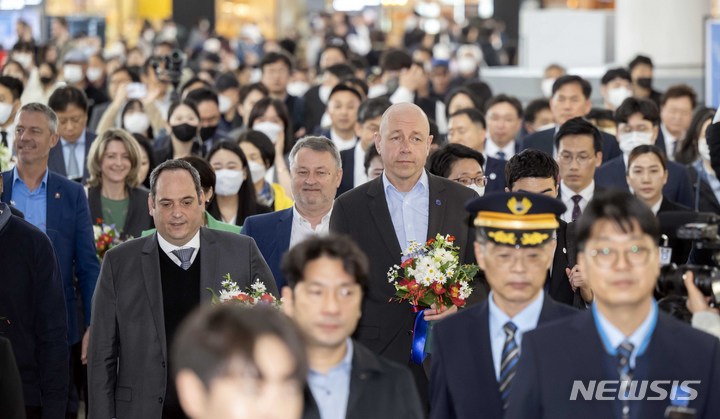 [부산=뉴시스] 하경민 기자 = 2030세계박람회 개최 후보지인 부산을 실사하기 위해 방한한 국제박람회기구(BIE) 실사단이 4일 오전 부산 동구 부산역에 도착, 박형준 부산시장 등의 환영을 받으며 이동하고 있다. 2023.04.04. yulnetphoto@newsis.com