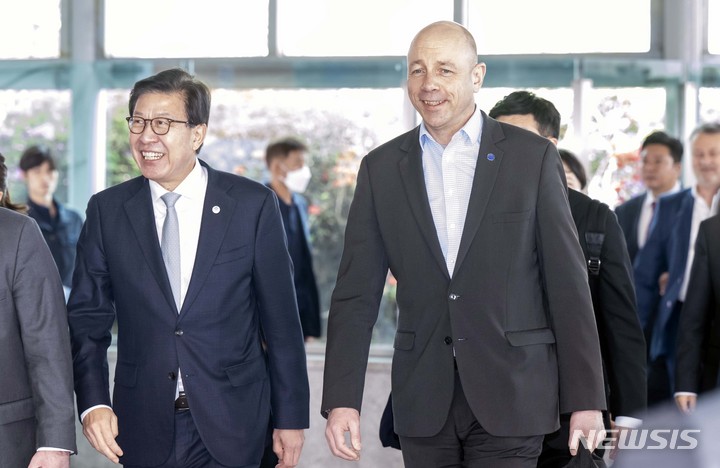 [부산=뉴시스] 하경민 기자 = 2030세계박람회 개최 후보지인 부산을 실사하기 위해 방한한 국제박람회기구(BIE) 실사단이 4일 오전 부산 동구 부산역에 도착, 박형준 부산시장의 안내를 받으며 이동하고 있다. 2023.04.04. yulnetphoto@newsis.com