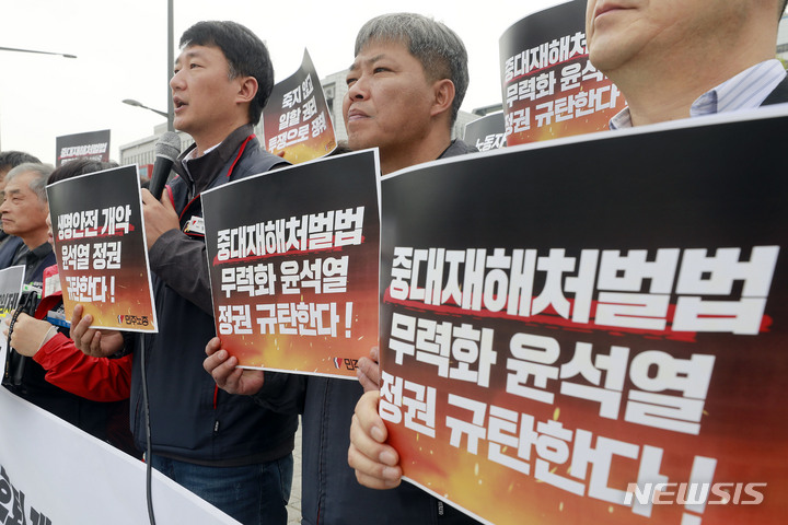 [서울=뉴시스] 최동준 기자 = 양경수 민주노총 위원장이 지난 4일 서울 용산구 대통령실 인근에서 중대재해처벌법 무력화, 생명안전 개악 윤석열 정부 규탄 기자회견을 하고 있다. 2023.04.04. photocdj@newsis.com