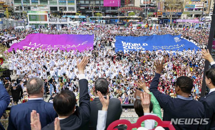 [부산=뉴시스] 하경민 기자 = 2030세계박람회 개최 후보지인 부산을 실사하기 위해 방한한 국제박람회기구(BIE) 실사단이 4일 오전 부산 동구 부산역에 도착, 환영 나온 시민들에게 인사하고 있다. 2023.04.04. yulnetphoto@newsis.com