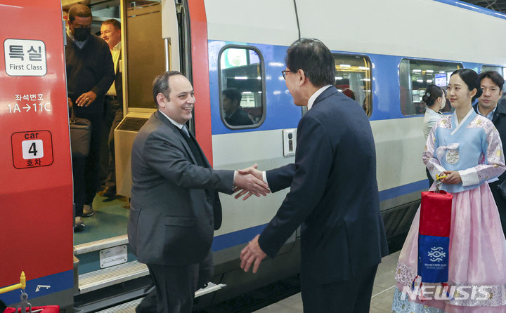 [부산=뉴시스] 하경민 기자 = 2030세계박람회 개최 후보지인 부산을 실사하기 위해 방한한 국제박람회기구(BIE) 실사단이 4일 오전 부산 동구 부산역에 도착, 환영 나온 박형준 부산시장과 인사하고 있다. 2023.04.04. yulnetphoto@newsis.com