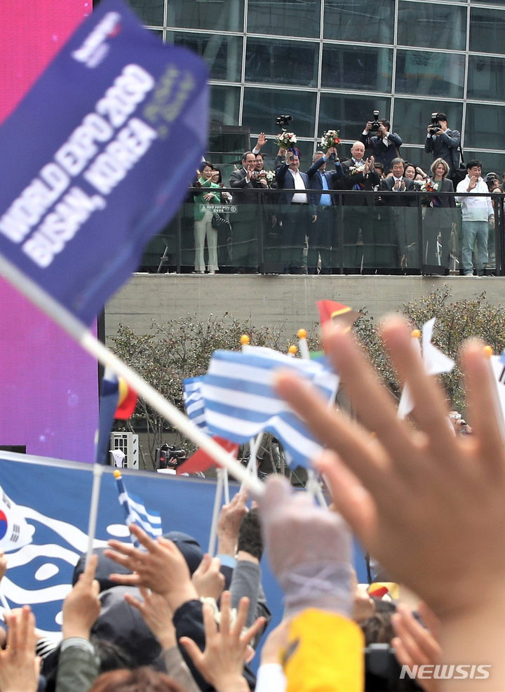 [부산=뉴시스] 하경민 기자 = 2030세계박람회 개최 후보지인 부산을 실사하기 위해 방한한 국제박람회기구(BIE) 실사단이 4일 오전 부산 동구 부산역에 도착, 환영 나온 부산시민들에게 인사하고 있다. 2023.04.04. yulnetphoto@newsis.com