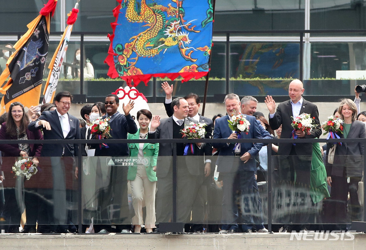 [부산=뉴시스] 하경민 기자 = 2030세계박람회 개최 후보지인 부산을 실사하기 위해 방한한 국제박람회기구(BIE) 실사단이 4일 오전 부산 동구 부산역에 도착, 환영 나온 부산시민들에게 인사하고 있다. 2023.04.04. yulnetphoto@newsis.com