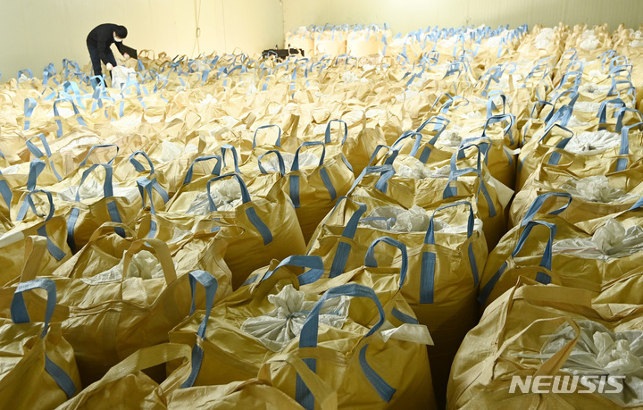 [용인=뉴시스] 김종택 기자 = 지난 4일 경기도 용인시 처인구 원삼면 용인시농협쌀조합공동사업법인 저온저장고에 벼 포대가 쌓여 있다. 2023.04.04. jtk@newsis.com