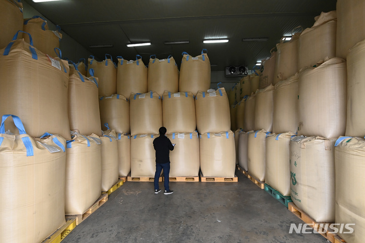 [용인=뉴시스] 김종택 기자 = 경기도 용인시 처인구 원삼면 용인시농협쌀조합공동사업법인 저온저장고에서 관계자가 가득 쌓여 있는 벼 포대를 살펴보고 있다 2023.04.04. jtk@newsis.com
