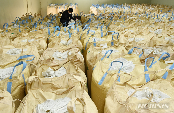 [용인=뉴시스] 김종택 기자 = 용인시농협쌀조합공동사업법인 저온저장고에서 관계자가 가득 쌓여 있는 벼 포대를 살펴보고 있다. 2023.04.04. jtk@newsis.com